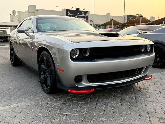 Подержанный Dodge Challenger SRT III Рестайлинг 2, 6.4 л, 2017 в Дубае от Al Qemah Used Cars Серебристый цвет. Американская | AUTO.AE