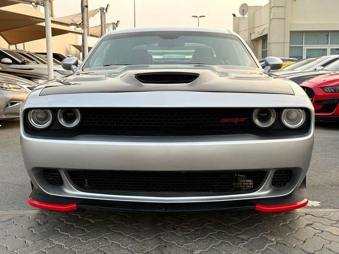 Подержанный Dodge Challenger SRT III Рестайлинг 2, 6.4 л, 2017 в Дубае от Al Qemah Used Cars Серебристый цвет. Американская | AUTO.AE