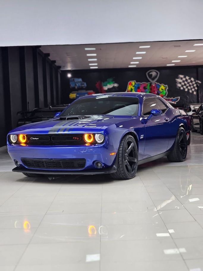 Подержанный Dodge Challenger R_T III Рестайлинг 2, 5.7 л, 2019 в Дубае Синий цвет. Американская | AUTO.AE