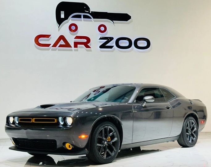 Подержанный Dodge Challenger SXT III Рестайлинг 2, 3.6 л, 2022 в Дубае от Carzoo Used Cars Trading Серый цвет. Американская | AUTO.AE