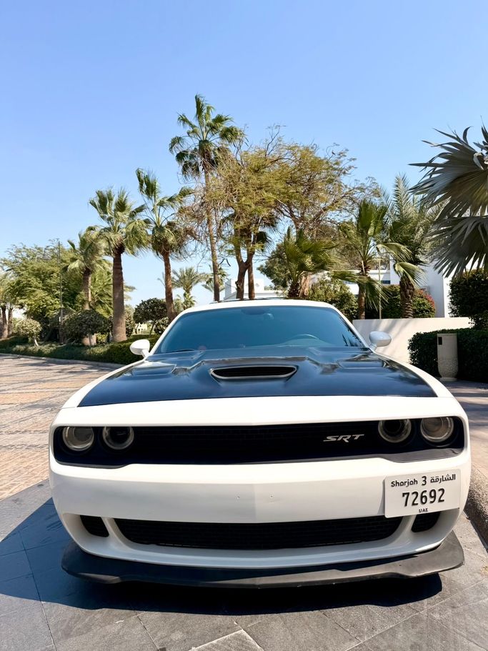 مستعملة Dodge Challenger Hellcat ثالثاً فيس ليفت 2, 6.2 l, 2016 في في دبي، اللون أبيض. مواصفات الخليج | AUTO.AE