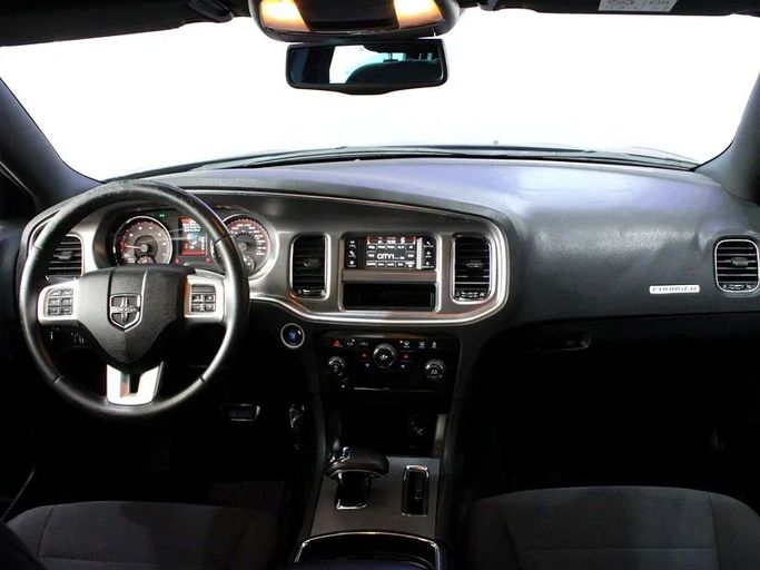 Подержанный Dodge Charger VII (LD), 3.6 л, 2013 в Дубае от Hot Wheel Used Motors Черный цвет. GCC | AUTO.AE