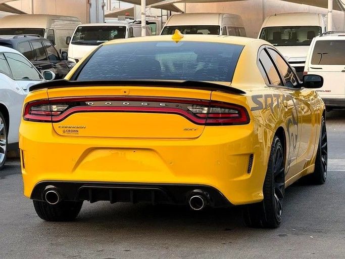 Подержанный Dodge Charger SXT VII (LD) Рестайлинг, 3.6 л, 2018 в Дубае от Al Qemah Used Cars Желтый цвет. Американская | AUTO.AE