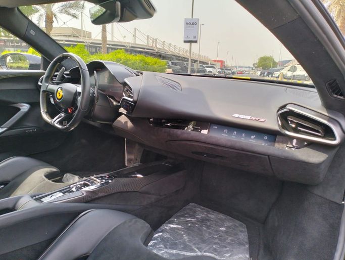 Подержанный Ferrari 296 GTB, 3.0 л, 2023 в Дубае от Space Motors Черный цвет. Европейская | AUTO.AE