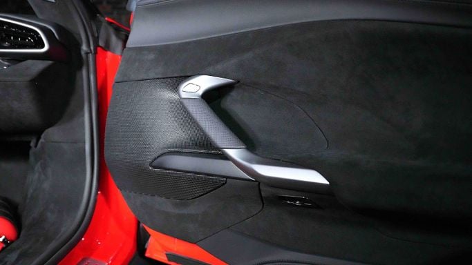 Подержанный Ferrari 296 GTB, 3.0 л, 2023 в Дубае от Dourado Luxury Car Красный цвет. GCC | AUTO.AE