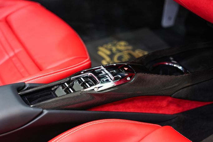 Подержанный Ferrari 296 GTS, 3.0 л, 2025 в Дубае от Sanam Cars Красный цвет. GCC | AUTO.AE