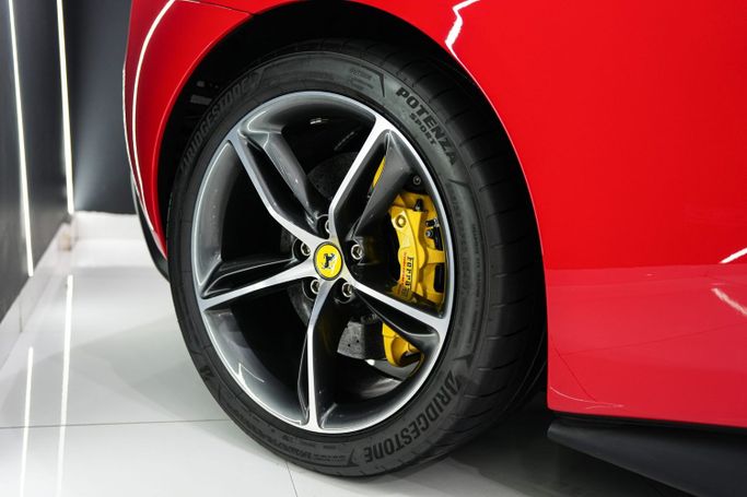 Подержанный Ferrari 296 GTS, 3.0 л, 2025 в Дубае от Sanam Cars Красный цвет. GCC | AUTO.AE