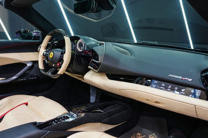 Подержанный Ferrari 296 GTS, 3.0 л, 2023 в Дубае от Sanam Cars Фиолетовый цвет. GCC | AUTO.AE