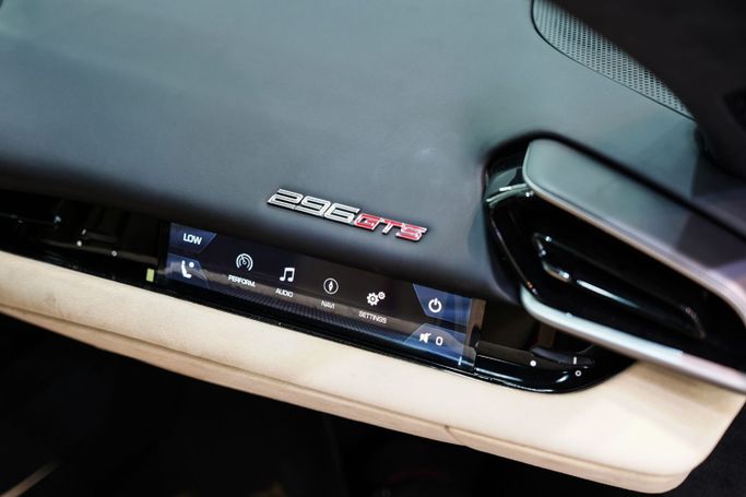 Подержанный Ferrari 296 GTS, 3.0 л, 2023 в Дубае от Sanam Cars Фиолетовый цвет. GCC | AUTO.AE