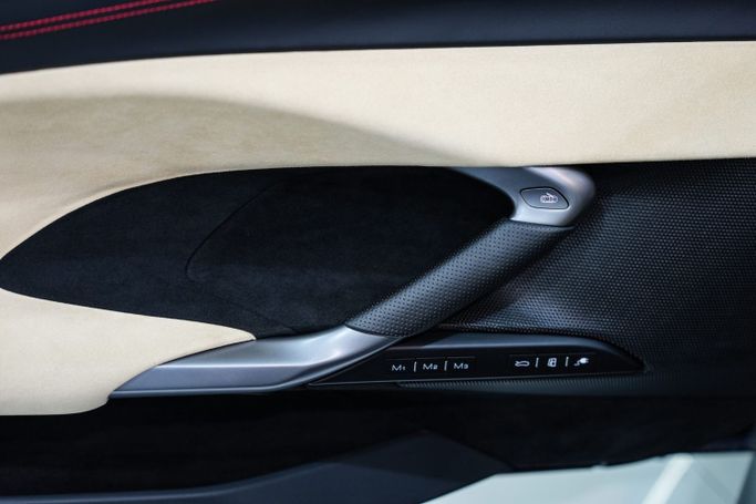 Подержанный Ferrari 296 GTS, 3.0 л, 2023 в Дубае от Sanam Cars Фиолетовый цвет. GCC | AUTO.AE