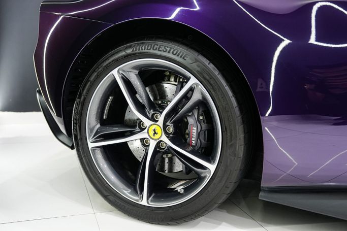 Подержанный Ferrari 296 GTS, 3.0 л, 2023 в Дубае от Sanam Cars Фиолетовый цвет. GCC | AUTO.AE