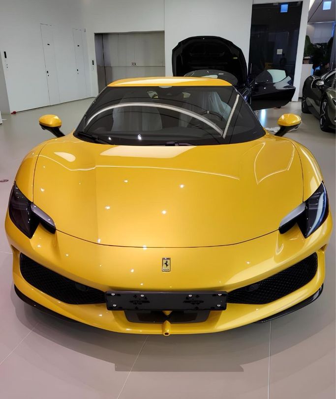 مستعملة Ferrari 296 GTB, 3.0 l, 2023 في في دبي من Fair Import، اللون أصفر. المواصفات الكورية | AUTO.AE