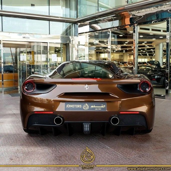 Подержанный Ferrari 488 GTB, 3.9 л, 2018 в Дубае от Q Motors Бронзовый цвет. GCC | AUTO.AE