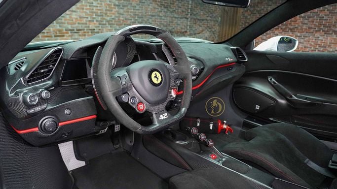 Подержанный Ferrari 488 Pista, 3.9 л, 2020 в Дубае от Dourado Luxury Car Серебристый цвет. Европейская | AUTO.AE