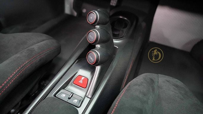 Подержанный Ferrari 488 Pista, 3.9 л, 2020 в Дубае от Dourado Luxury Car Серебристый цвет. Европейская | AUTO.AE