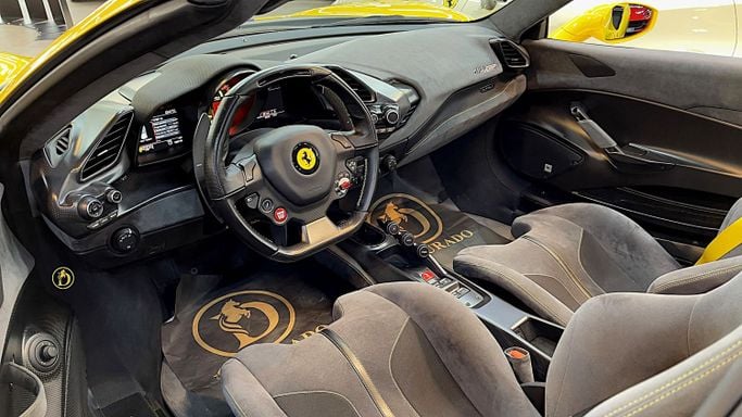 Подержанный Ferrari 488 Pista Spider, 3.9 л, 2020 в Дубае от Dourado Luxury Car Желтый цвет. Европейская | AUTO.AE