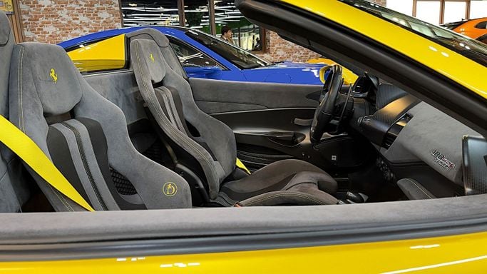 Подержанный Ferrari 488 Pista Spider, 3.9 л, 2020 в Дубае от Dourado Luxury Car Желтый цвет. Европейская | AUTO.AE