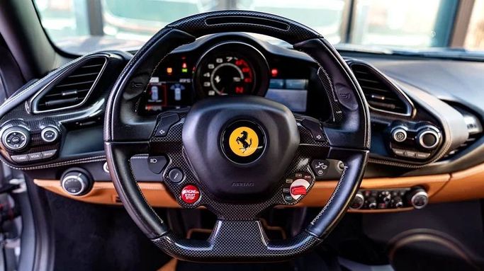 Подержанный Ferrari 488 GTB, 3.9 л, 2018 в Дубае от 8 Ba Motors Серый цвет. GCC | AUTO.AE
