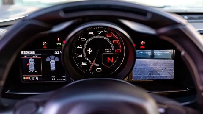 Подержанный Ferrari 488 GTB, 3.9 л, 2018 в Дубае от 8 Ba Motors Серый цвет. GCC | AUTO.AE