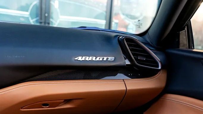 Подержанный Ferrari 488 GTB, 3.9 л, 2018 в Дубае от 8 Ba Motors Серый цвет. GCC | AUTO.AE