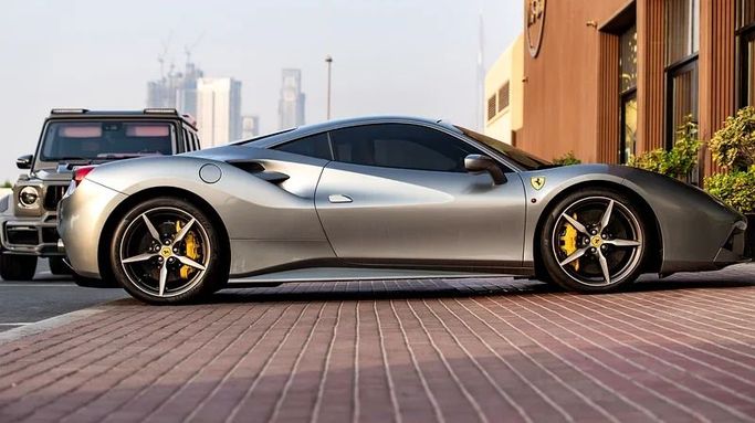 Подержанный Ferrari 488 GTB, 3.9 л, 2018 в Дубае от 8 Ba Motors Серый цвет. GCC | AUTO.AE
