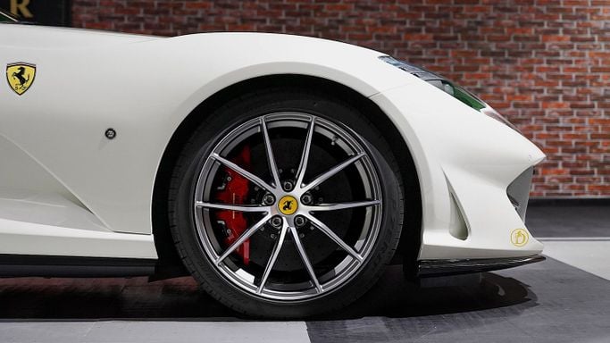 Новый Ferrari 812 GTS, 6.5 л, 2022 в Дубае от Dourado Luxury Car Белый цвет. Европейская | AUTO.AE