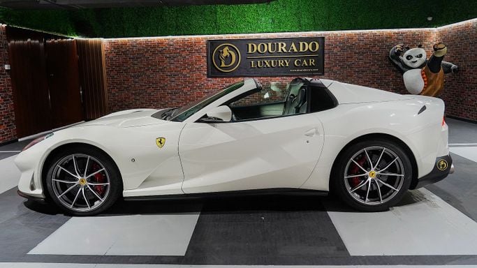 Новый Ferrari 812 GTS, 6.5 л, 2022 в Дубае от Dourado Luxury Car Белый цвет. Европейская | AUTO.AE