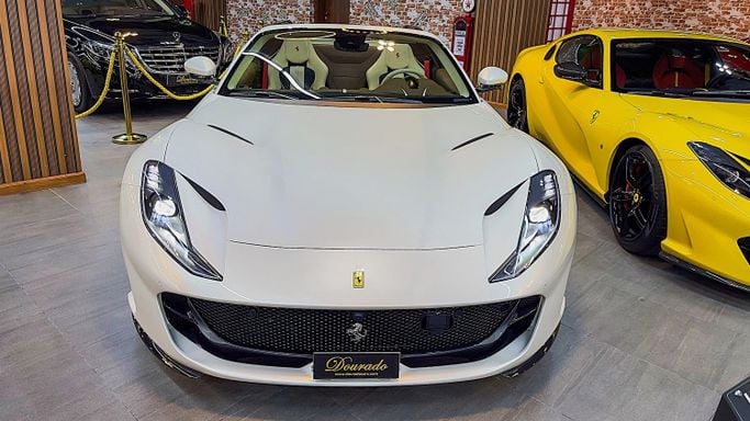 Новый Ferrari 812 GTS, 6.5 л, 2022 в Дубае от Dourado Luxury Car Белый цвет. Европейская | AUTO.AE