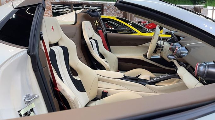 Новый Ferrari 812 GTS, 6.5 л, 2022 в Дубае от Dourado Luxury Car Белый цвет. Европейская | AUTO.AE