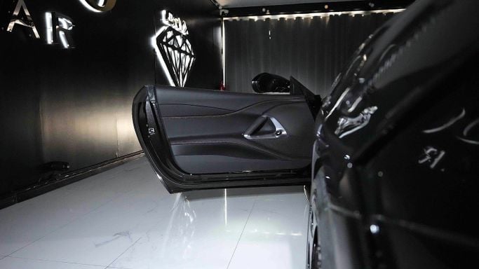 Новый Ferrari 812 GTS, 6.5 л, 2023 в Дубае от Dourado Luxury Car Черный цвет. Европейская | AUTO.AE