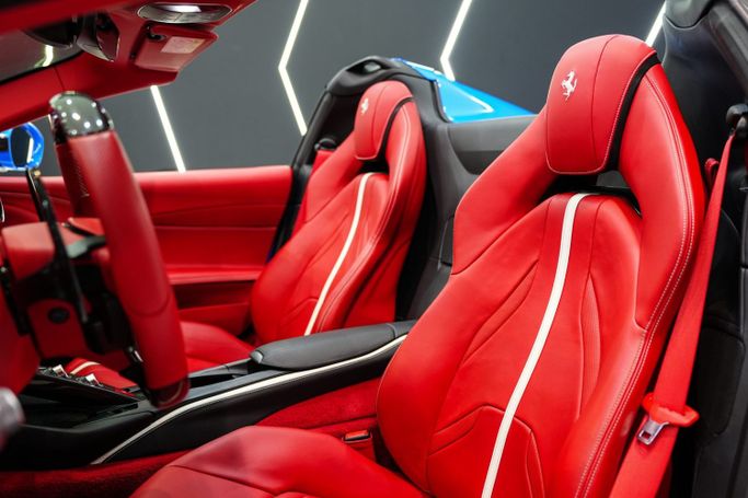 Подержанный Ferrari 812 GTS, 6.5 л, 2021 в Дубае от Sanam Cars Голубой цвет. GCC | AUTO.AE