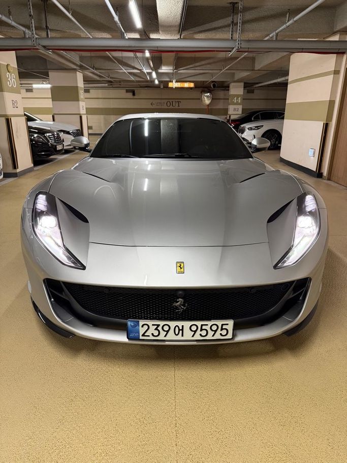 مستعملة Ferrari 812 Superfast, 6.5 l, 2021 في في دبي من Fair Import، اللون فضي. المواصفات الكورية | AUTO.AE