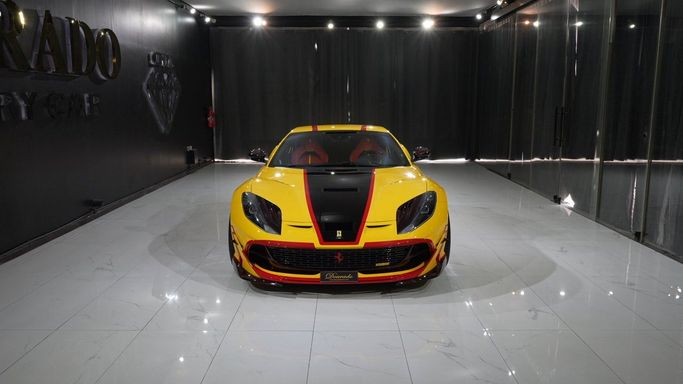 مستعملة Ferrari 812 Superfast, 6.5 l, 2021 في في دبي من Dourado Luxury Cars، اللون أصفر. المواصفات الأوروبية | AUTO.AE | إعلان #250595