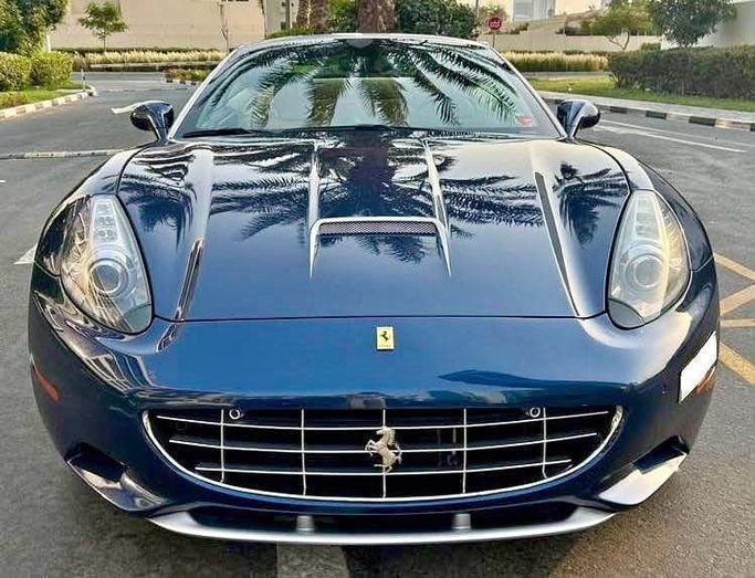 مستعملة Ferrari California I, 4.3 l, 2012 في في دبي من LiveCars، اللون أزرق داكن. مواصفات الخليج | AUTO.AE
