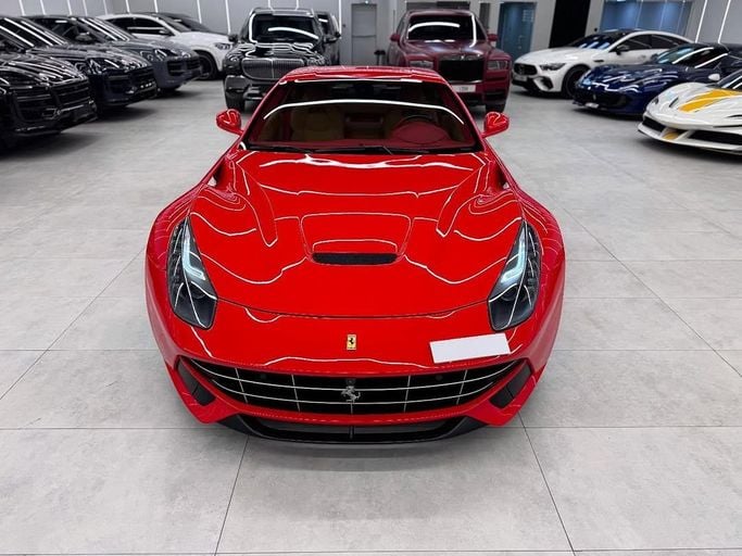 Подержанный Ferrari F12 Berlinetta, 6.3 л, 2013 в Дубае от GCC Super Motors Красный цвет. GCC | AUTO.AE