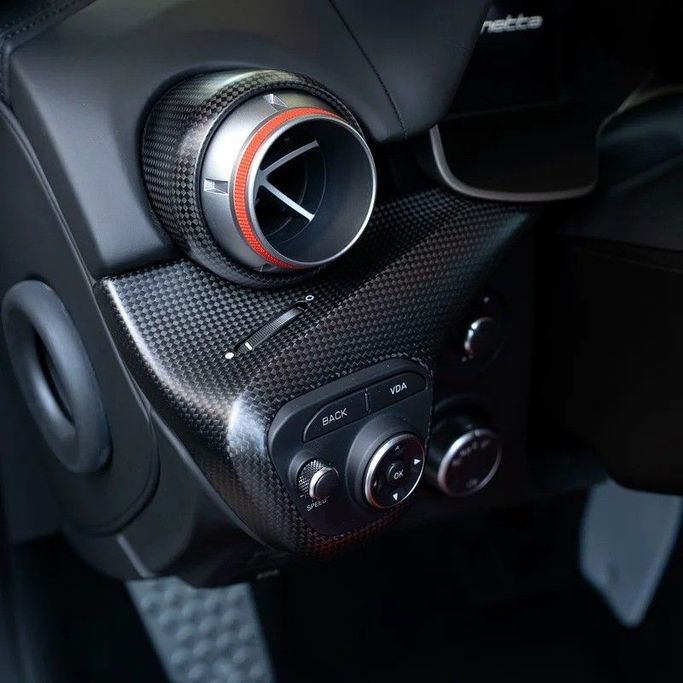 Подержанный Ferrari F12 Berlinetta, 6.3 л, 2017 в Дубае от Q Motors Белый цвет. GCC | AUTO.AE