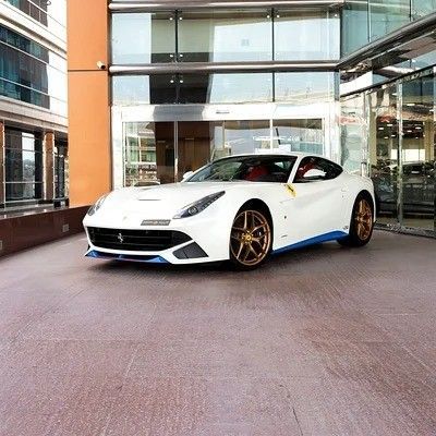 Подержанный Ferrari F12 Berlinetta, 6.3 л, 2017 в Дубае от Q Motors Белый цвет. GCC | AUTO.AE