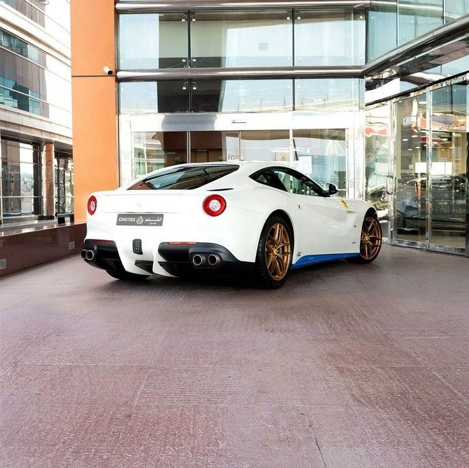 Подержанный Ferrari F12 Berlinetta, 6.3 л, 2017 в Дубае от Q Motors Белый цвет. GCC | AUTO.AE