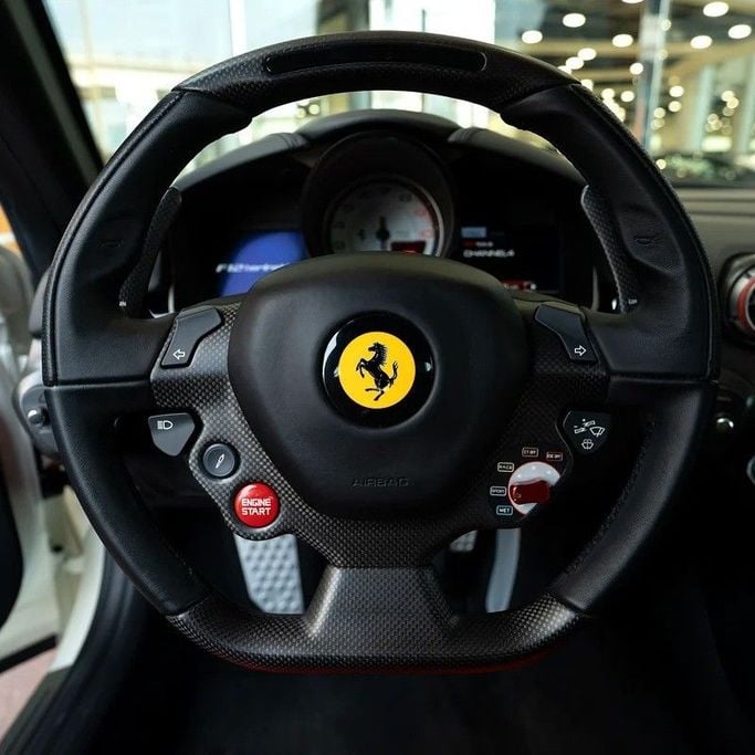 Подержанный Ferrari F12 Berlinetta, 6.3 л, 2017 в Дубае от Q Motors Белый цвет. GCC | AUTO.AE