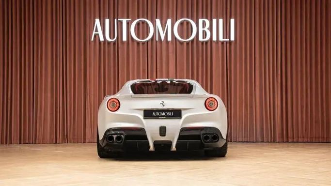Подержанный Ferrari F12 Berlinetta, 6.3 л, 2017 в Дубае от Automobili Motors Белый цвет. GCC | AUTO.AE