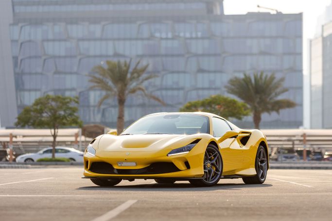 Ferrari F8 Spider, 2023 родстер spider спорт класса в Дубае от Uptown Rent A Car LLC желтый цвет | AUTO.AE