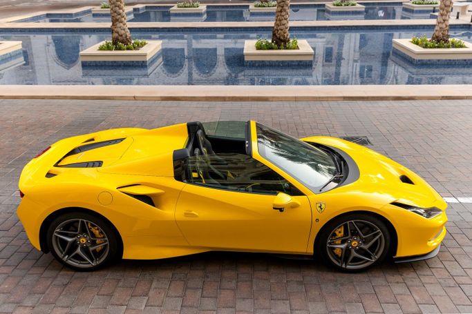 Ferrari F8 Spider, 2023 родстер spider спорт класса в Дубае от Uptown Rent A Car LLC желтый цвет | AUTO.AE