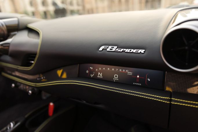 Ferrari F8 Spider, 2023 родстер spider спорт класса в Дубае от Uptown Rent A Car LLC желтый цвет | AUTO.AE