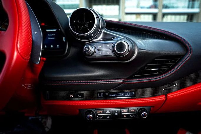 Подержанный Ferrari F8 Tributo, 3.9 л, 2020 в Дубае от MBA Motors Красный цвет. GCC | AUTO.AE