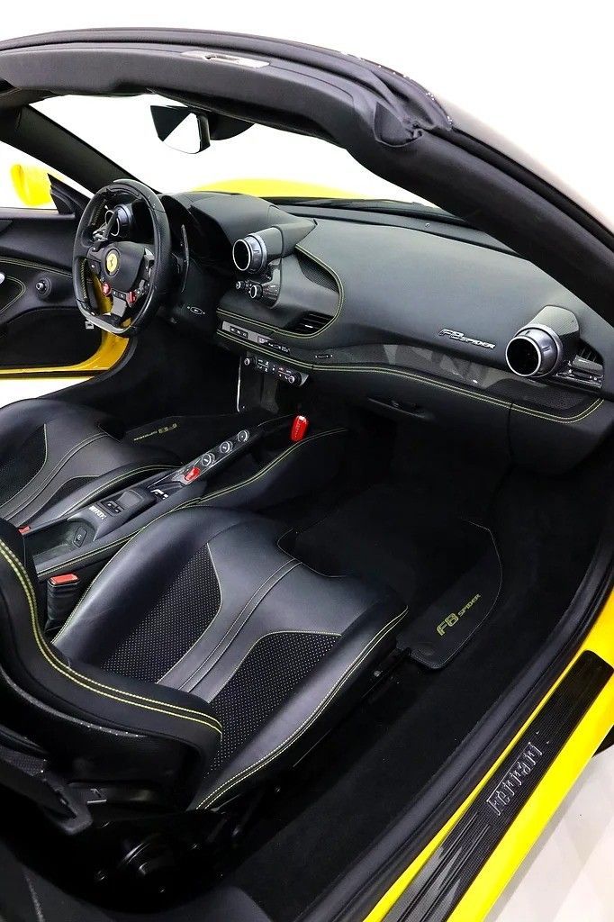 Подержанный Ferrari F8 Spider, 3.9 л, 2022 в Дубае от Al Faris Motors Желтый цвет. Европейская | AUTO.AE