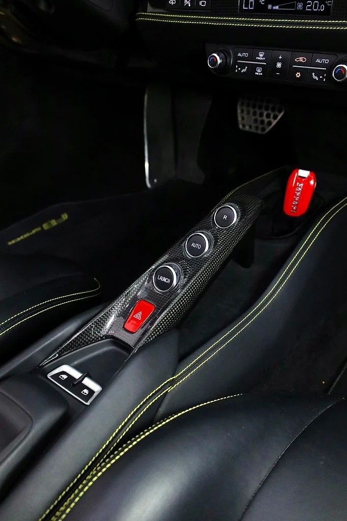 Подержанный Ferrari F8 Spider, 3.9 л, 2022 в Дубае от Al Faris Motors Желтый цвет. Европейская | AUTO.AE