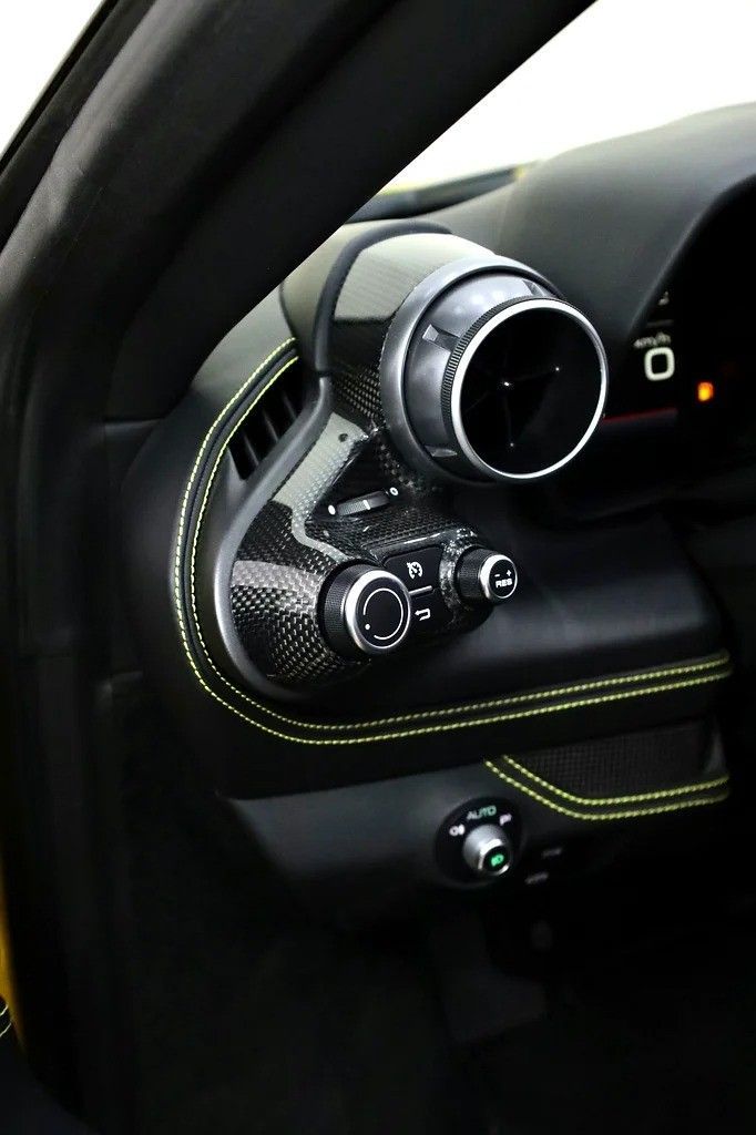 Подержанный Ferrari F8 Spider, 3.9 л, 2022 в Дубае от Al Faris Motors Желтый цвет. Европейская | AUTO.AE