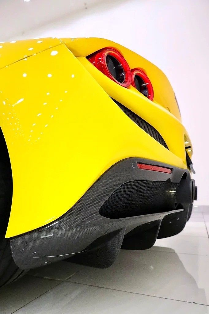 Подержанный Ferrari F8 Spider, 3.9 л, 2022 в Дубае от Al Faris Motors Желтый цвет. Европейская | AUTO.AE