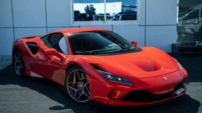 Подержанный Ferrari F8 Tributo, 3.9 л, 2020 в Дубае от Pegasus Automobile Красный цвет. Европейская | AUTO.AE