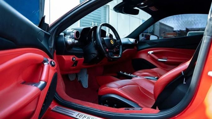 Подержанный Ferrari F8 Tributo, 3.9 л, 2020 в Дубае от Pegasus Automobile Красный цвет. Европейская | AUTO.AE